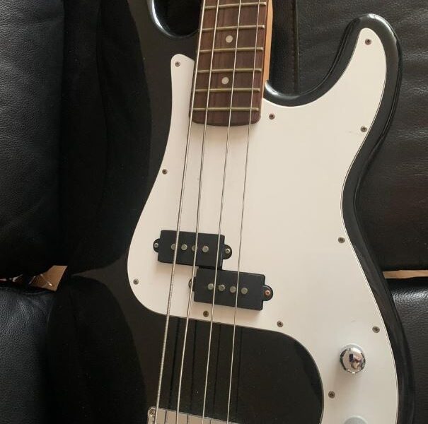 Bajo con Amplificador LANEY
